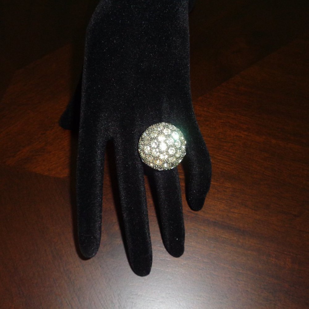 Gorgeous ring- costume jewelry